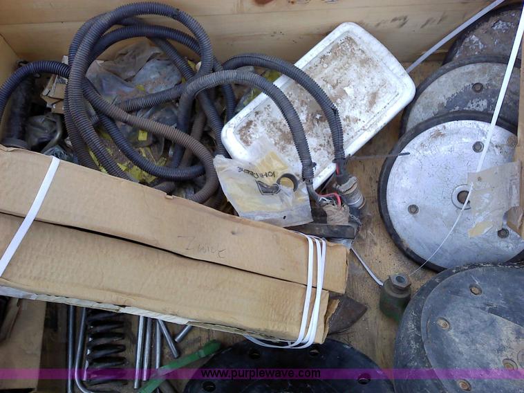 image for item 1824 Assorted planter parts