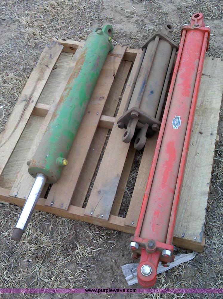 image for item 1834 (3) hydraulic cylinders
