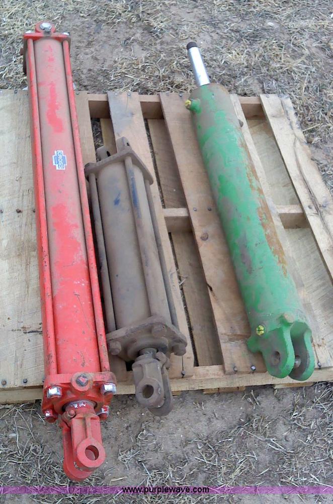 image for item 1834 (3) hydraulic cylinders