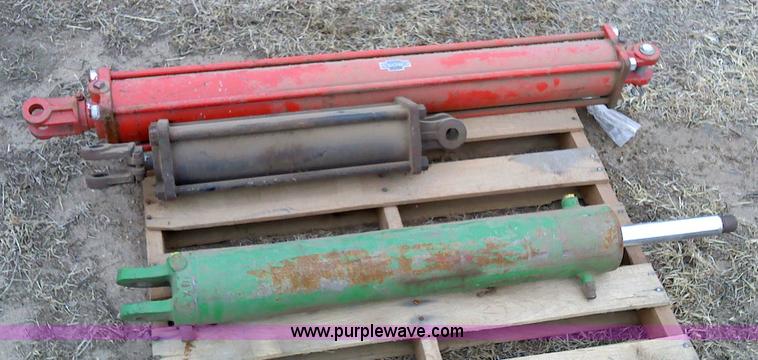image for item 1834 (3) hydraulic cylinders