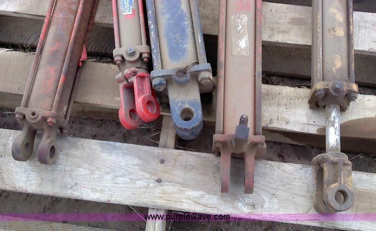 image for item 1835 (5) hydraulic cylinders
