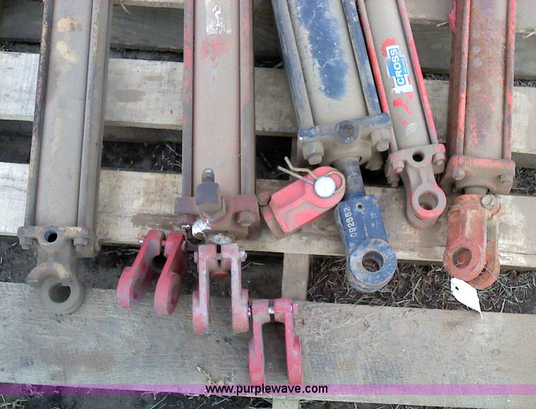 image for item 1835 (5) hydraulic cylinders