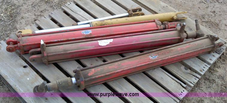 image for item 1836 (4) hydraulic cylinders