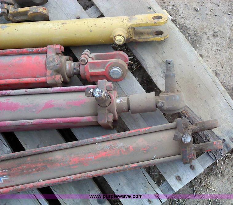image for item 1836 (4) hydraulic cylinders