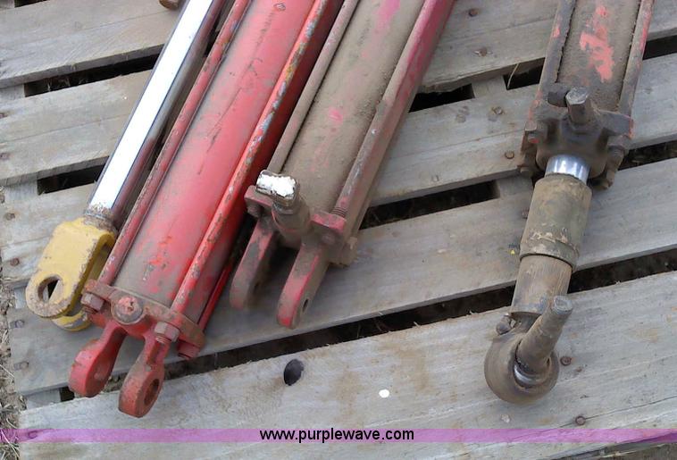 image for item 1836 (4) hydraulic cylinders