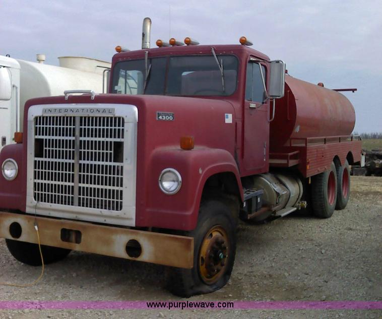 image for item 1850 1976 International 4300 tandem axle truck