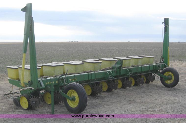 image for item 3143 John Deere 7100 eight row planter