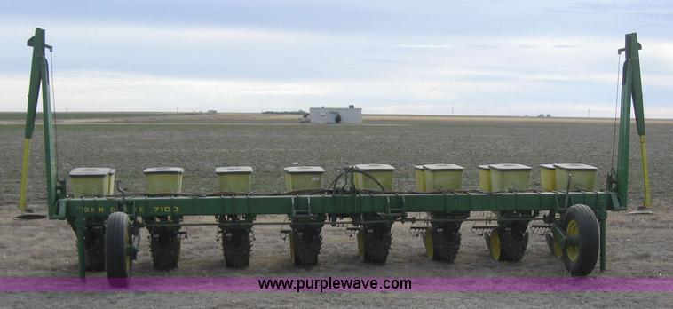 image for item 3143 John Deere 7100 eight row planter