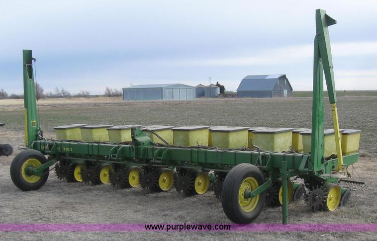 image for item 3143 John Deere 7100 eight row planter