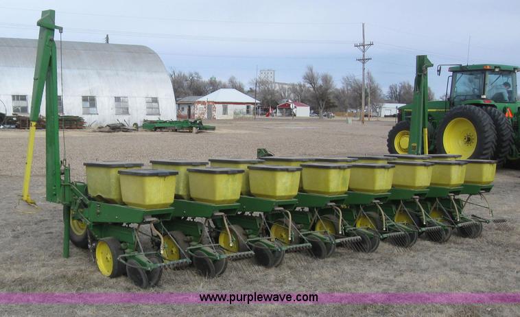 image for item 3143 John Deere 7100 eight row planter
