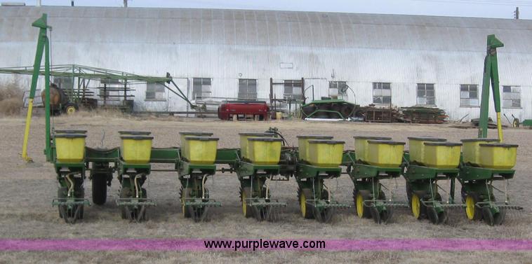 image for item 3143 John Deere 7100 eight row planter