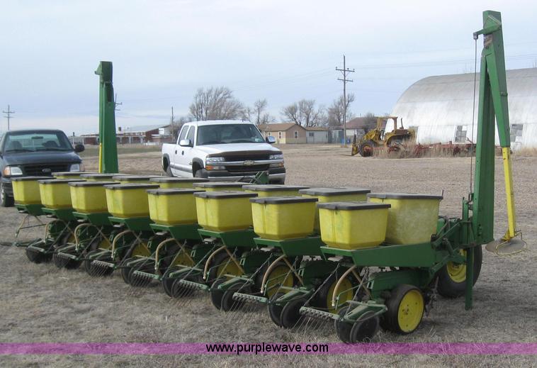 image for item 3143 John Deere 7100 eight row planter