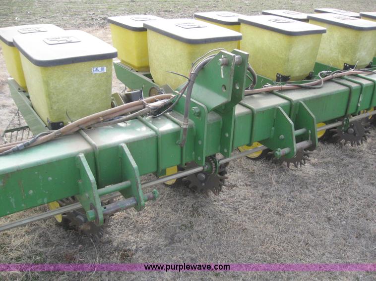 image for item 3143 John Deere 7100 eight row planter