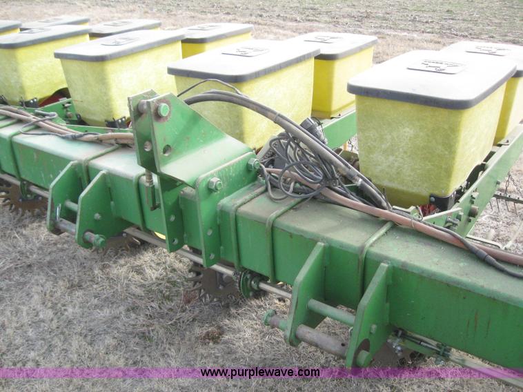 image for item 3143 John Deere 7100 eight row planter