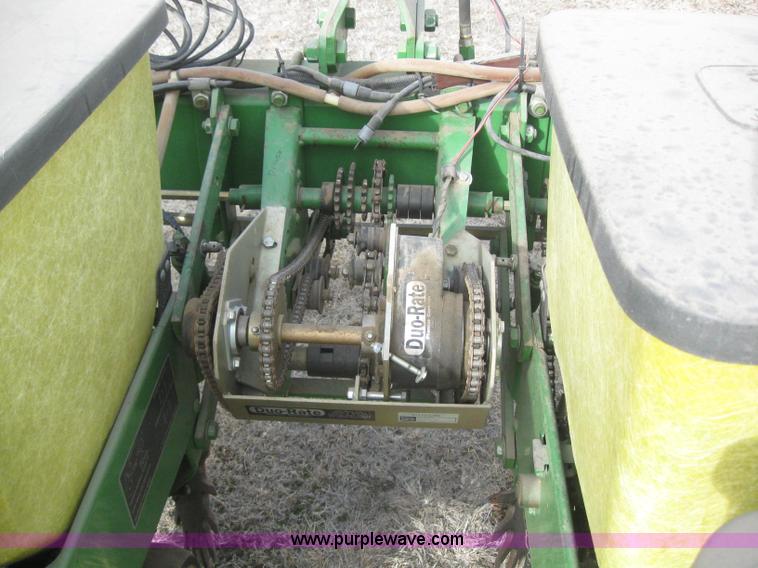 image for item 3143 John Deere 7100 eight row planter