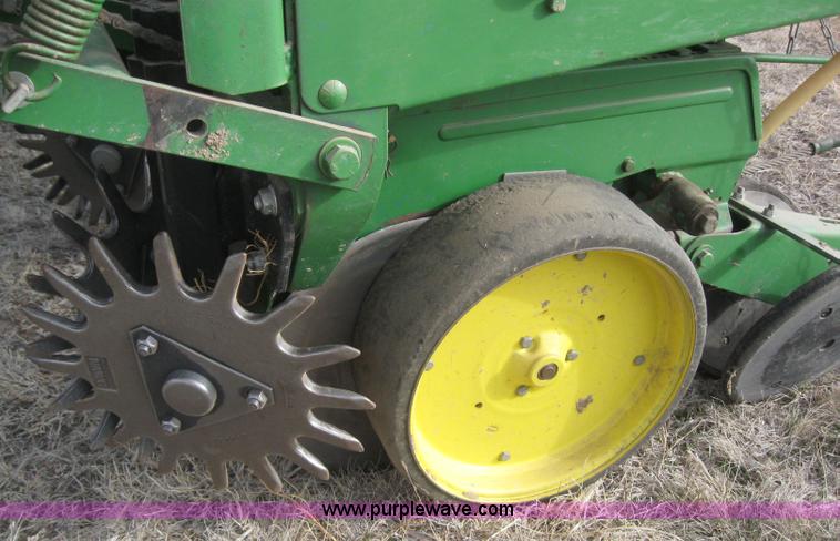 image for item 3143 John Deere 7100 eight row planter