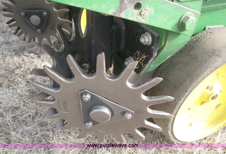 image for item 3143 John Deere 7100 eight row planter