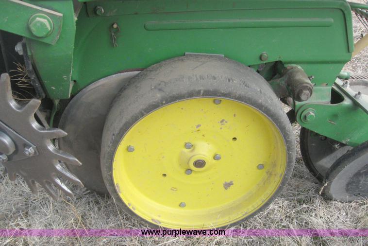 image for item 3143 John Deere 7100 eight row planter