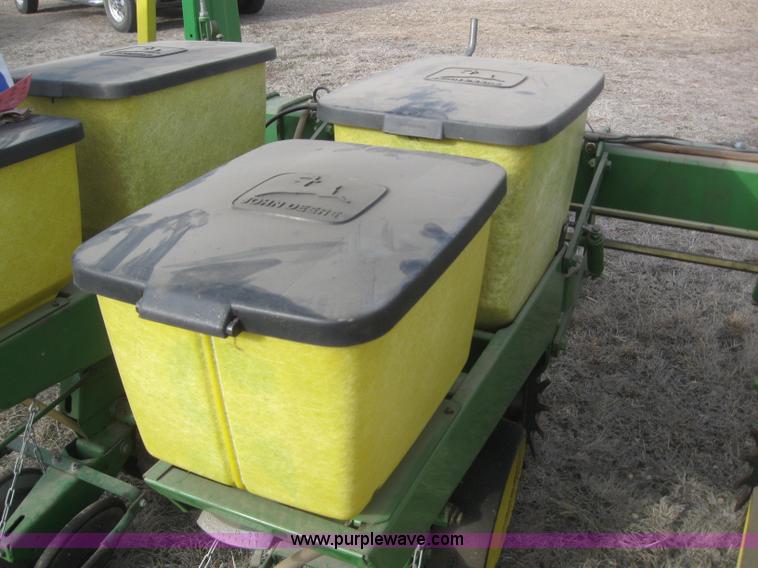 image for item 3143 John Deere 7100 eight row planter