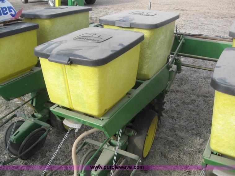 image for item 3143 John Deere 7100 eight row planter