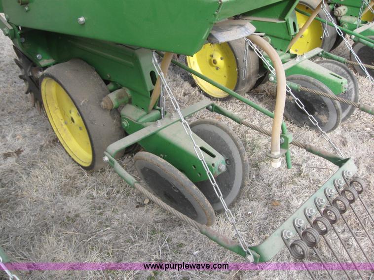 image for item 3143 John Deere 7100 eight row planter