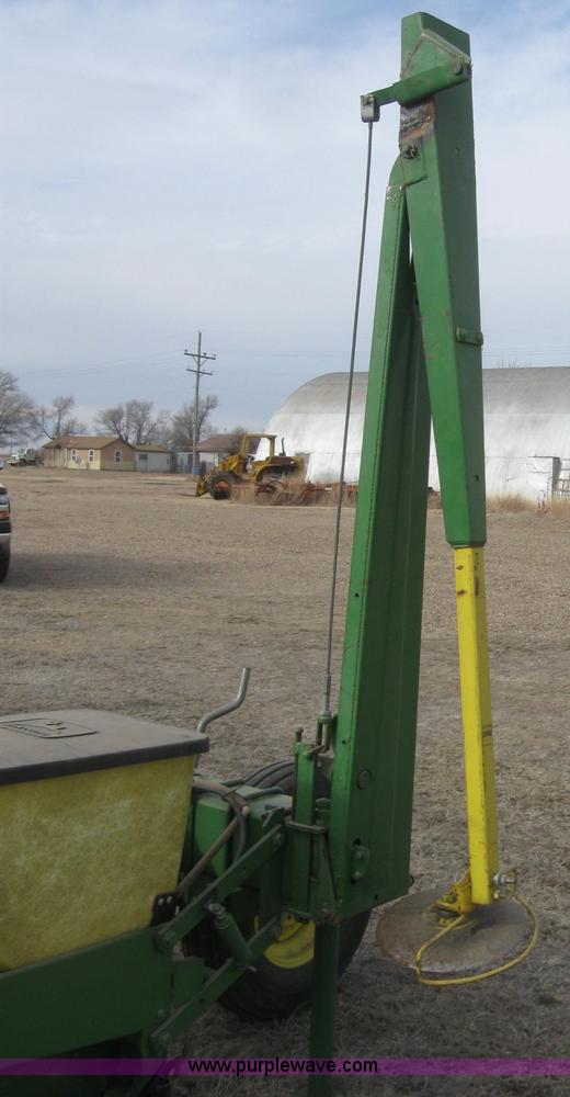 image for item 3143 John Deere 7100 eight row planter
