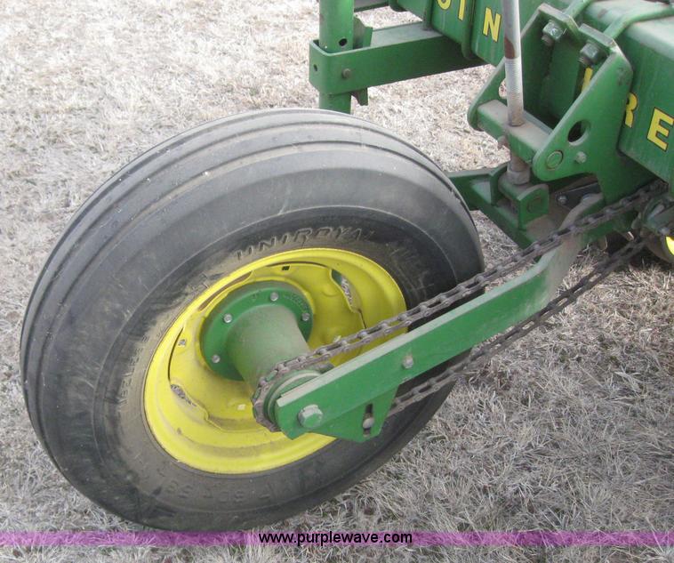 image for item 3143 John Deere 7100 eight row planter