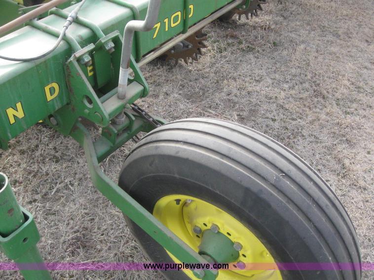 image for item 3143 John Deere 7100 eight row planter
