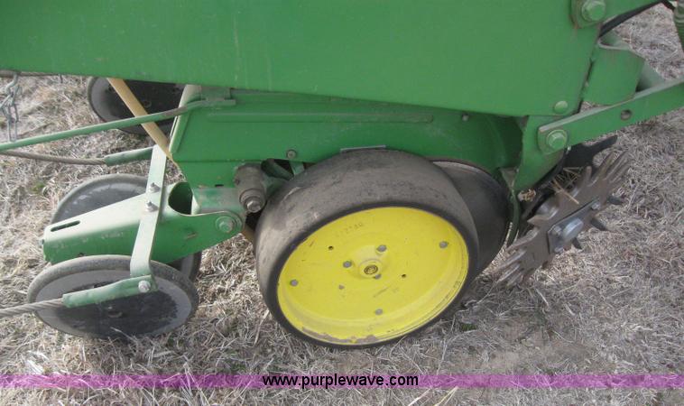 image for item 3143 John Deere 7100 eight row planter