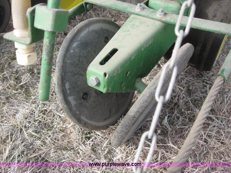 image for item 3143 John Deere 7100 eight row planter
