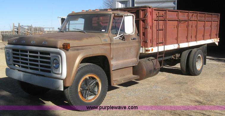 image for item 3155 1974 Ford F-700 grain truck