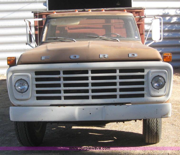 image for item 3155 1974 Ford F-700 grain truck