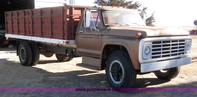 image for item 3155 1974 Ford F-700 grain truck