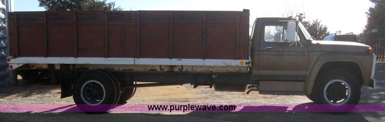image for item 3155 1974 Ford F-700 grain truck