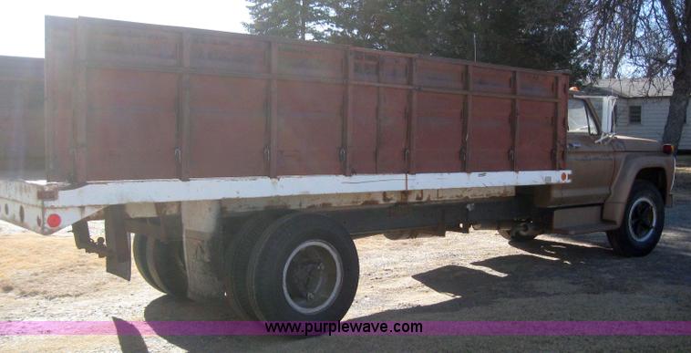 image for item 3155 1974 Ford F-700 grain truck