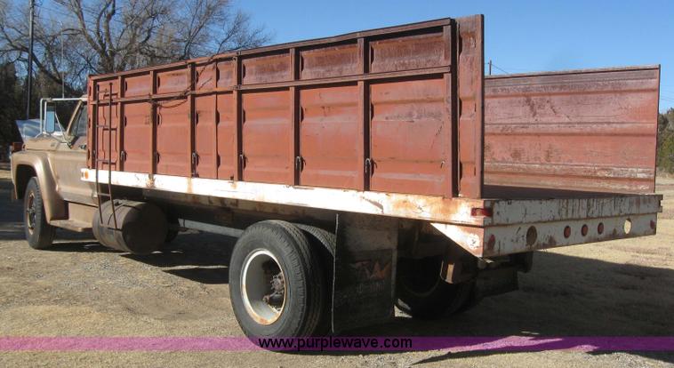 image for item 3155 1974 Ford F-700 grain truck