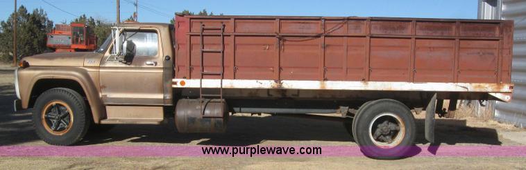 image for item 3155 1974 Ford F-700 grain truck