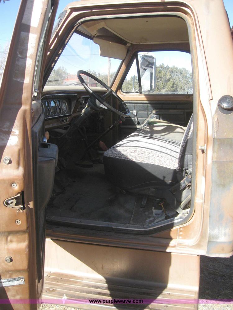 image for item 3155 1974 Ford F-700 grain truck