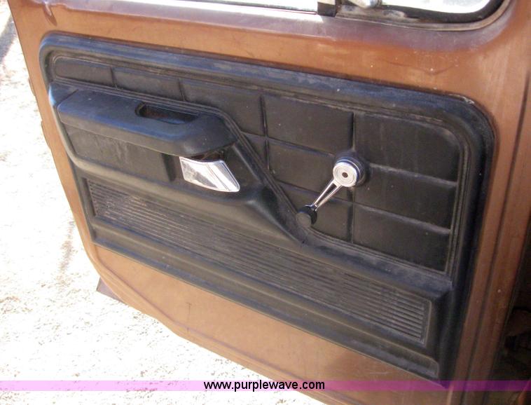 image for item 3155 1974 Ford F-700 grain truck