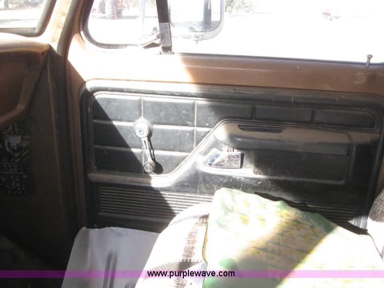 image for item 3155 1974 Ford F-700 grain truck