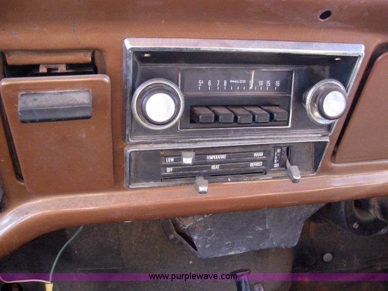 image for item 3155 1974 Ford F-700 grain truck