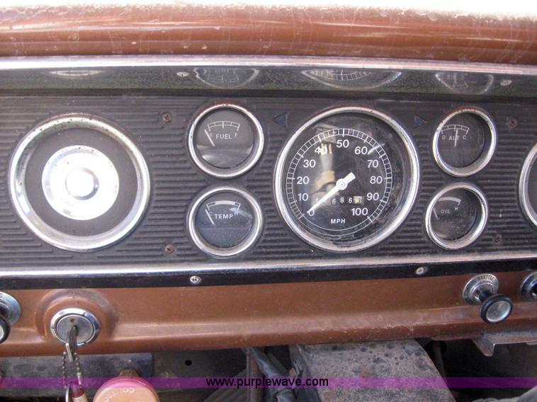 image for item 3155 1974 Ford F-700 grain truck