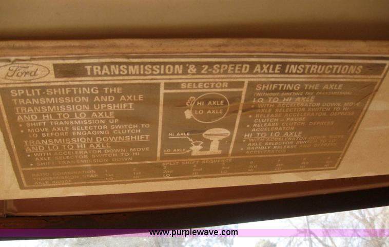 image for item 3155 1974 Ford F-700 grain truck