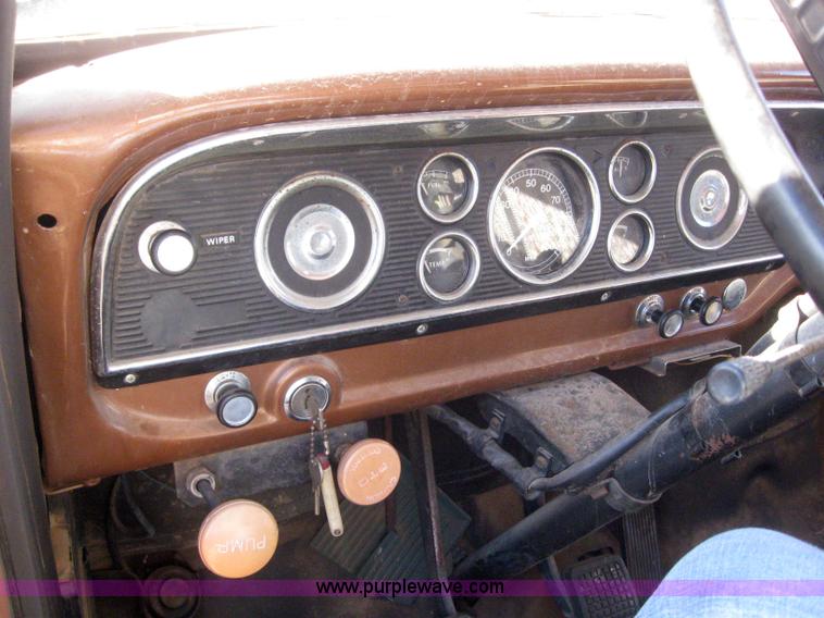 image for item 3155 1974 Ford F-700 grain truck