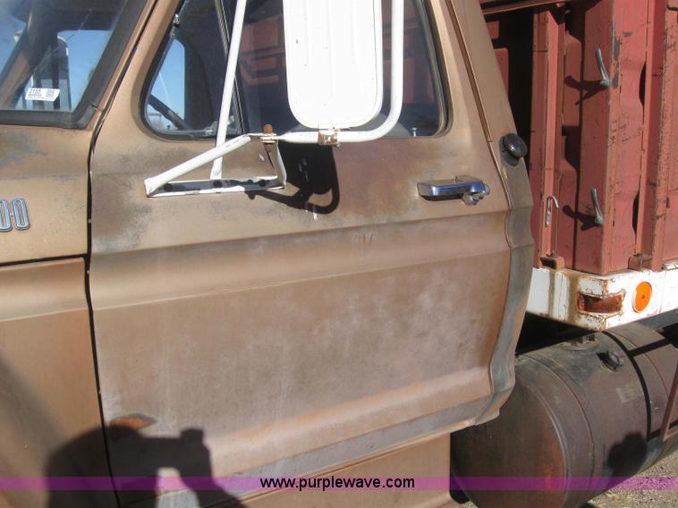 image for item 3155 1974 Ford F-700 grain truck
