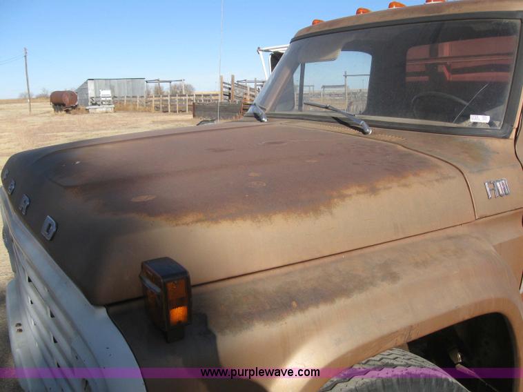 image for item 3155 1974 Ford F-700 grain truck