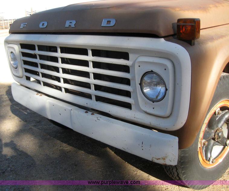 image for item 3155 1974 Ford F-700 grain truck