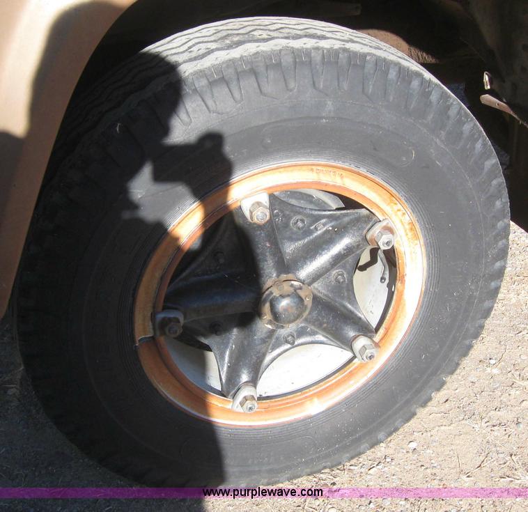 image for item 3155 1974 Ford F-700 grain truck