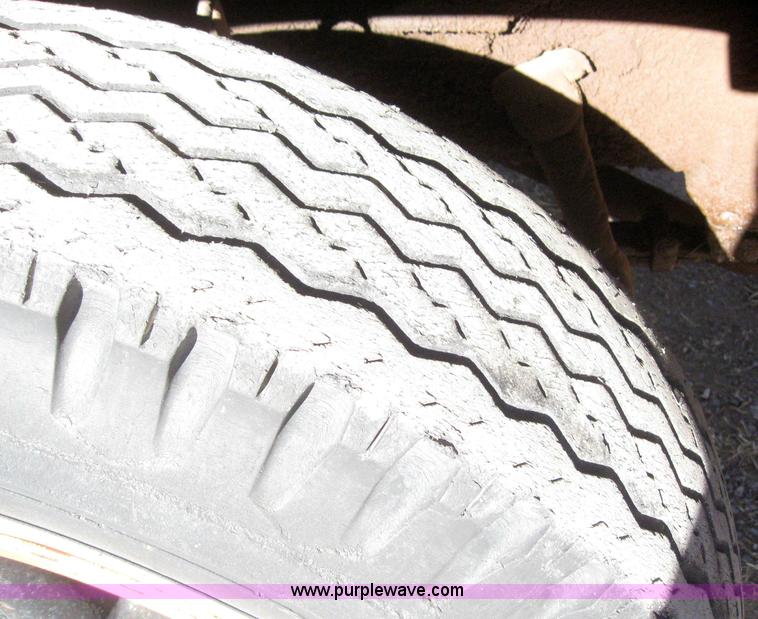 image for item 3155 1974 Ford F-700 grain truck