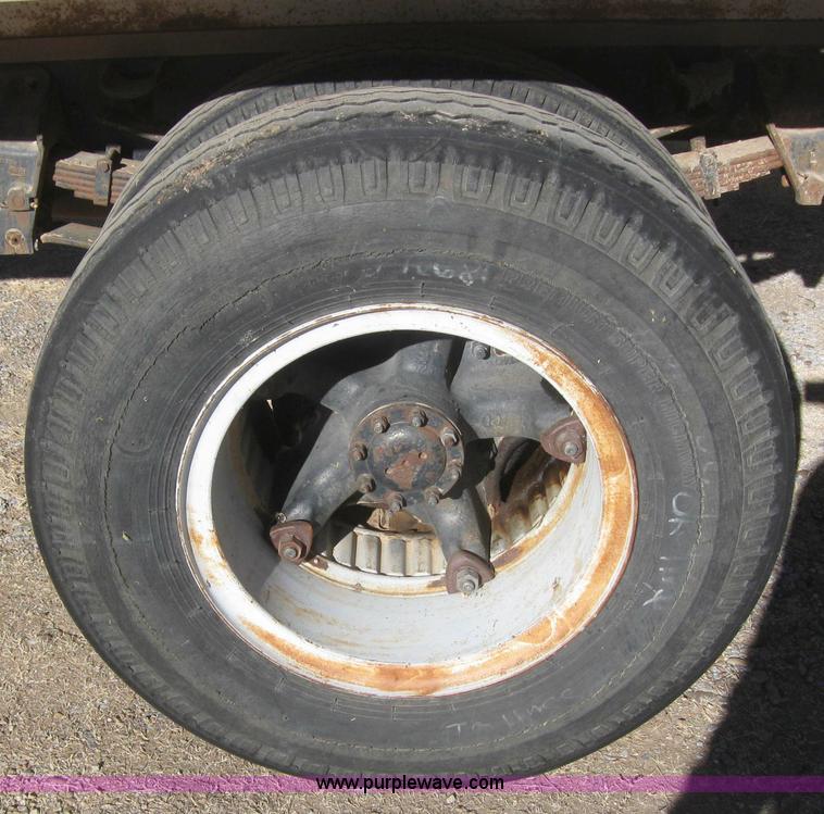 image for item 3155 1974 Ford F-700 grain truck